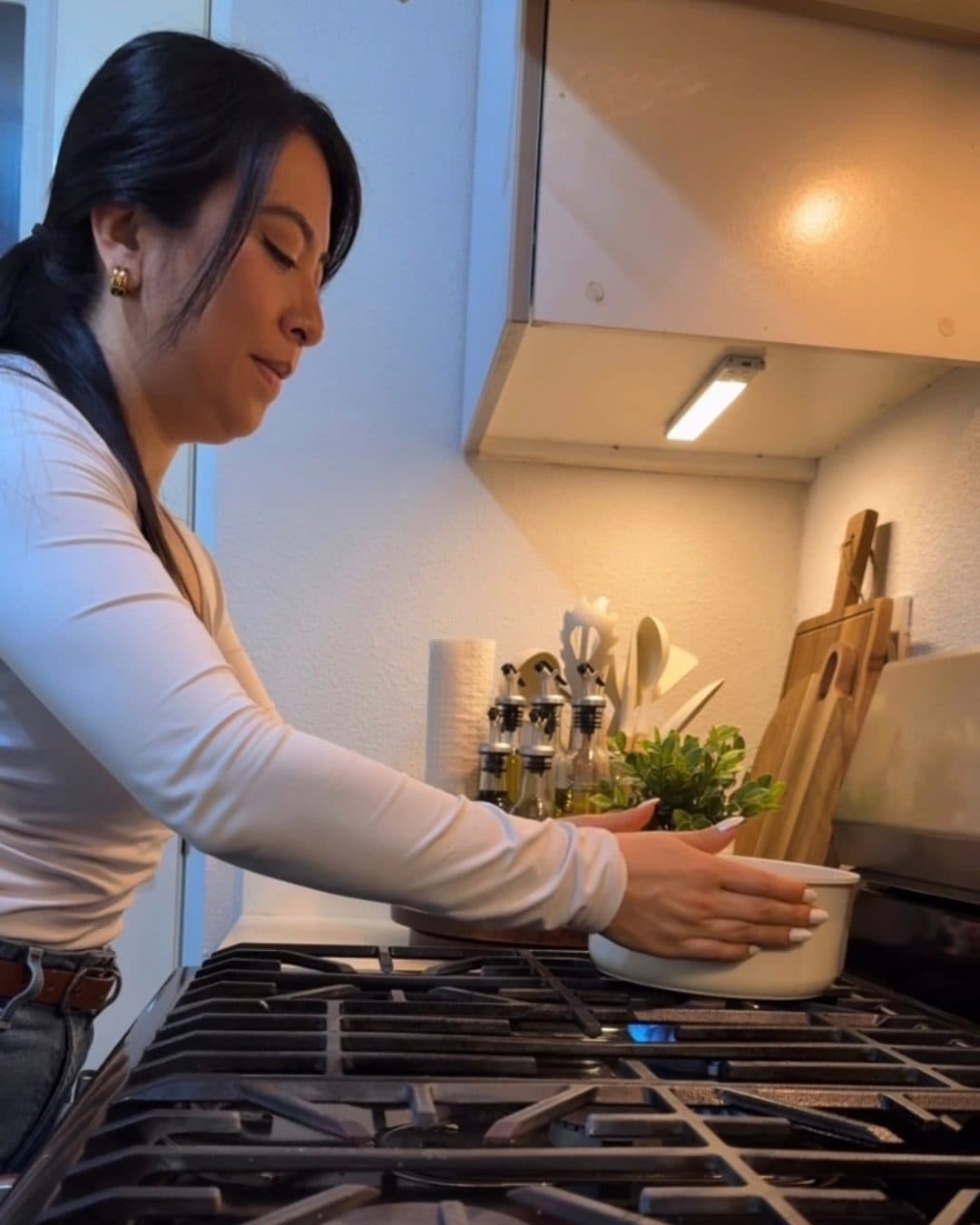 Sugey cortando verduras en su cocina