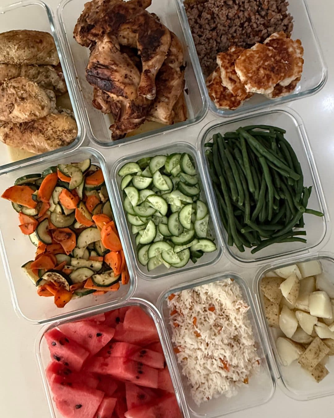 Comidas organizadas en recipientes de vidrio