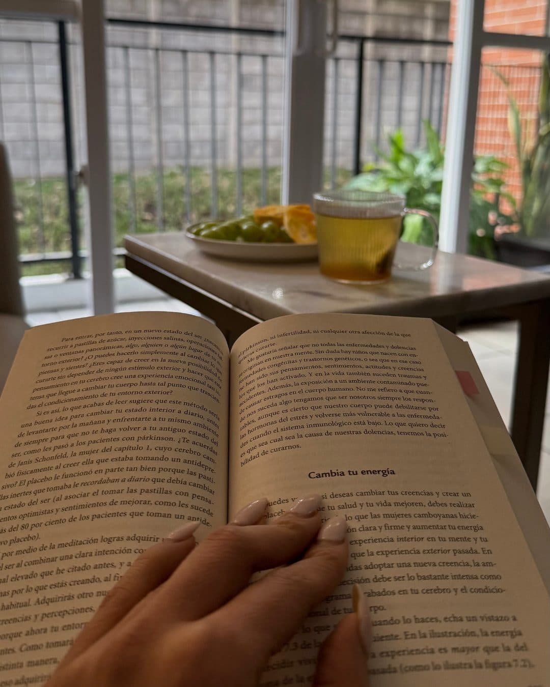 Sugey leyendo en su terraza